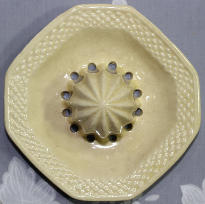 The reamer for a flowers on cream 'octagonal' ceramic juicer 