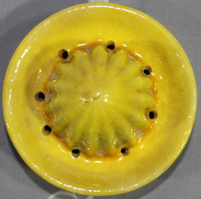 Reamer for small yellow with crimson flowers juicer