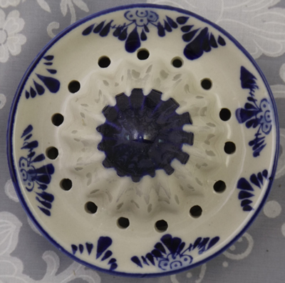 The reamer for a Delft blue and white with windmill juicer