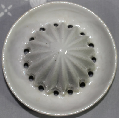 Reamer for an orange lustre 'peel' and white 2 piece juicer
