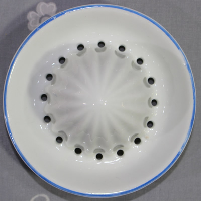 Reamer for Victoria white juicer with blue and pink flowers