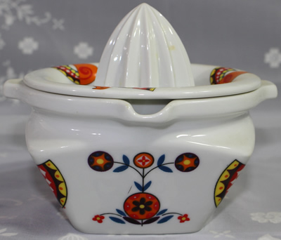 Stylised flowers on white box shape juicer