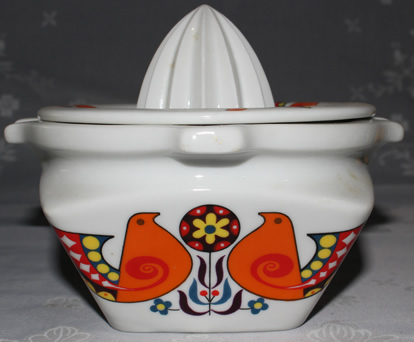Multicoloured doves on white box shape juicer