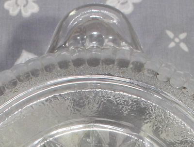 No feet on the base of Anchor Hocking ribbed glass 'speckled base' juicer 
