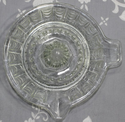 Top view of a 5 arcs pattern on a 1 piece clear glass juicer