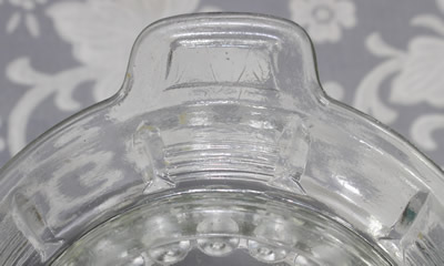 Showing the 4 lines and plain panels on a clear glass sauce shape juicer