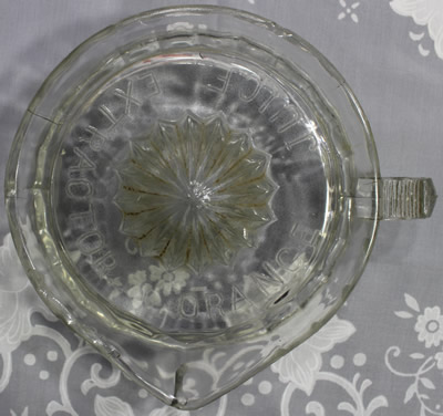 Top view of a loop handle ORANGE JUICE EXTRACTOR clear glass juicer