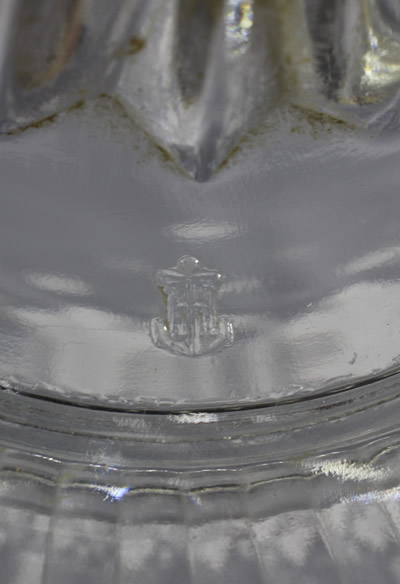 Lipped clear glass juicer