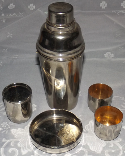 A closed German cocktail shaker 7 piece set with juicer