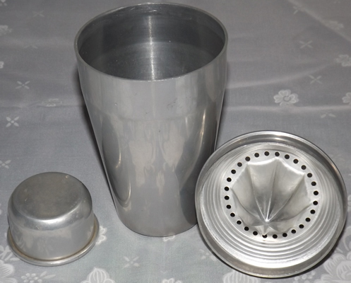 Parts of Aluminium cocktail shaker with juicer