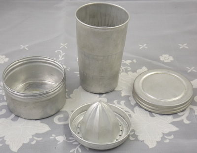 The aluminium collapsible cup with juicer
