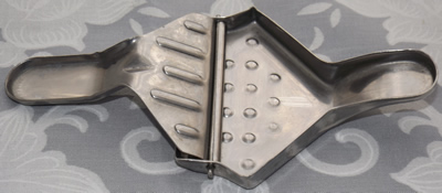 Stainless steel wedge juicer with 5 lines open