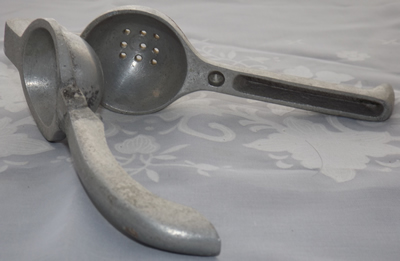 Small aluminium squeezer juicer open
