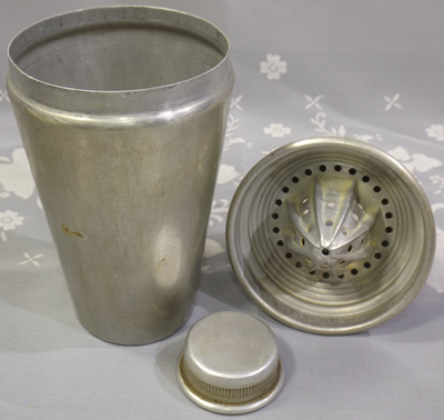 Aluminium cocktail shaker with juicer