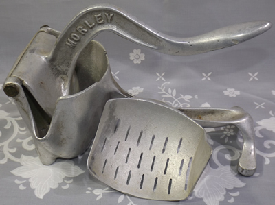 Morley alumimium lever squeezer juicer showing strainer