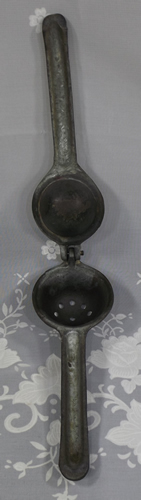 open Cast iron squeezer juicer