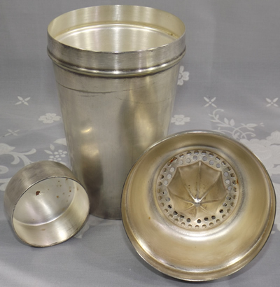 The 3 pieces of silverplate cocktail shaker with juicer