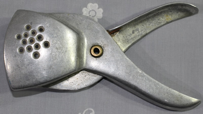 Bottom of Hand held alumium GILCHRISTS'18 squeezer