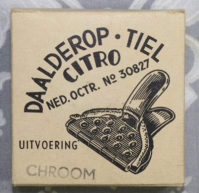 Front view of the box for a Daalderop chrome lemon wedge squeezer