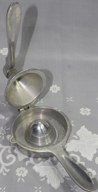 An open aluminium grooved handle squeezer juicer