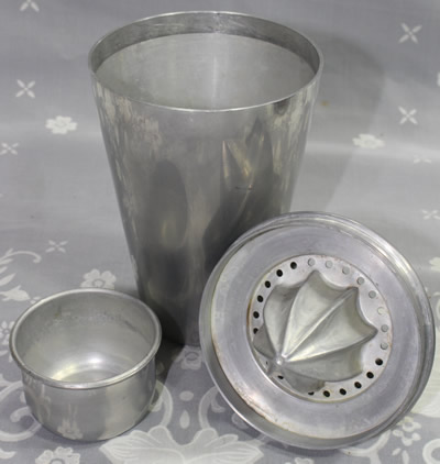 An open 3 piece aluminium 8½" cocktail shaker with a juicer