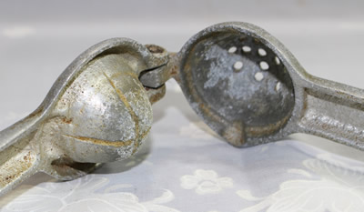 An open 'HA AN EL ASKRI' aluminium squeezer juicer