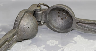 An open Ra Chand aluminium hand squeezer juicer