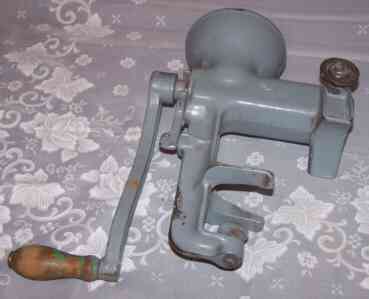 Hand operated juicer