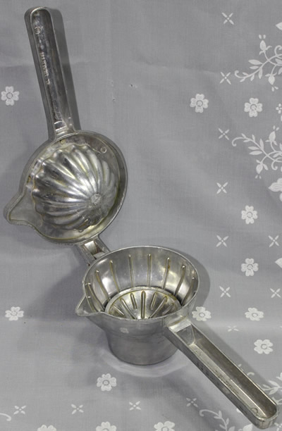 An open hinged 2 piece aluminium hand squeezer juicer