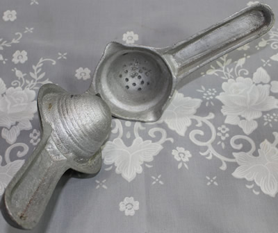 An open 'REGISTERD' cast aluminium squeezer juicer