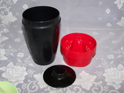 3parts Red and black plastic cocktail shaker with juicer