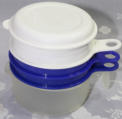The complete set including the small blue tupperware juicer