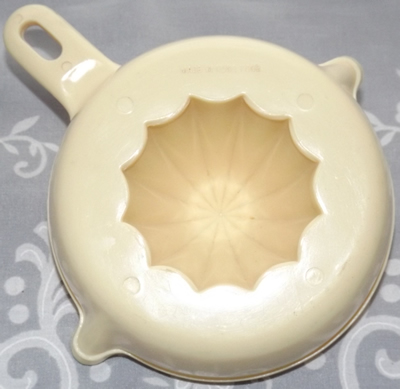Cream double pouring spout plastic juicer base