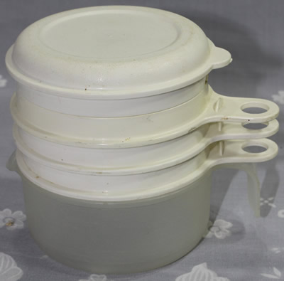 The complete set including the small white tupperware juicer