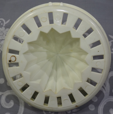 Lime green and white 2 piece plastic juicer bottom showing 2 notches