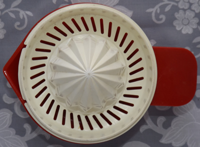 Red & white 2 piece plastic juicer top view