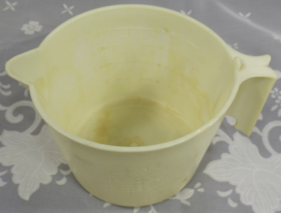 Cream plastic jug with grey juicer showing inside measurements