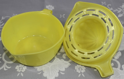 2 pieces of yellow plastic juicer