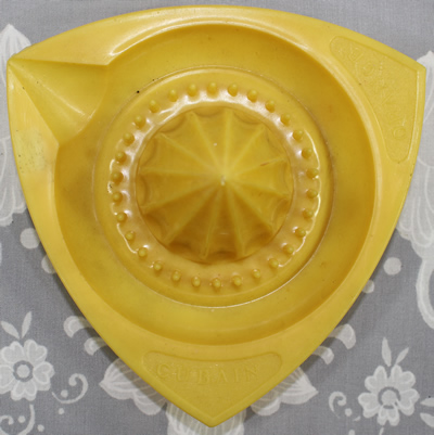 Yellow Cubain Orange plastic juicer top view