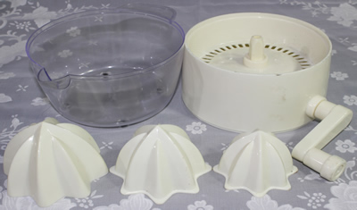 The 5 pieces of a mechanical plastic juicer