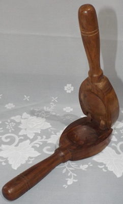 An open all wood squeezer juicer