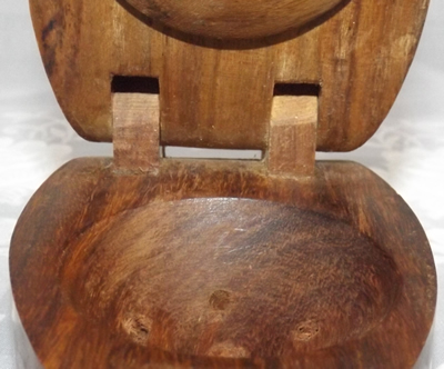 Hinges on all wood squeezer juicer