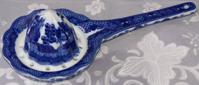 Blue & white willow long handle juicer
