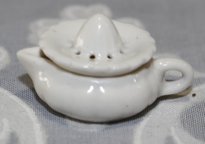 Miniature doll house white 2 piece juicer