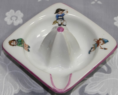 A pirate and a fairy on a 'square' Limogues juicer