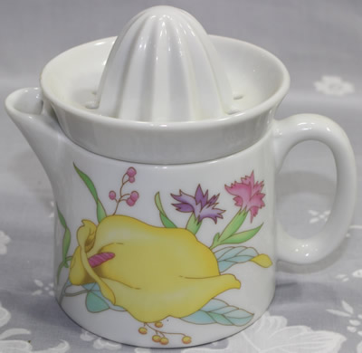 A calia lily on a white 2 piece ceramic juicer