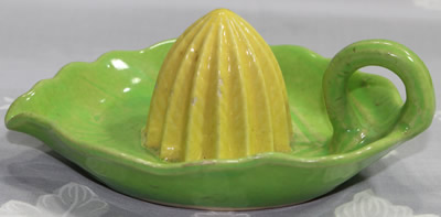A green leaf with yellow reamer ceramic juicer