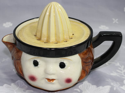 Face ceramic juicer with black trim and cream top