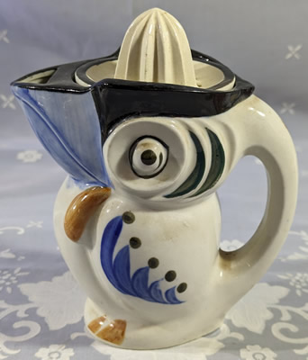 Large blue beak white stylised parrot juicer