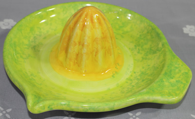 Mottled green and yellow saucer juicer